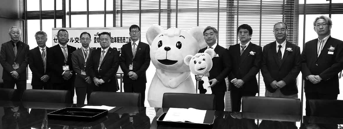セントラル交通・大和直樹社長とJU愛知・加藤理事長による「マーくんタクシー」の調印式と、和やかに見守るマスコット・マーくん