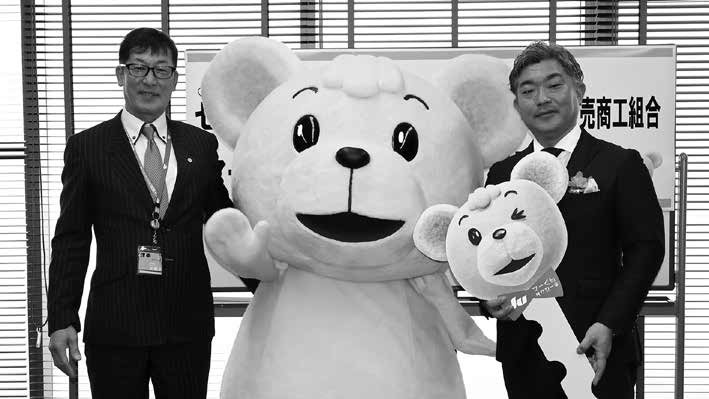 セントラル交通・大和直樹社長とJU愛知・加藤理事長による「マーくんタクシー」の調印式と、和やかに見守るマスコット・マーくん
