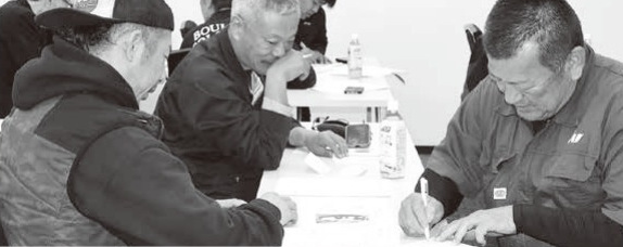 令和7年度「経営者研修」の会場風景と講師の中島尚美氏・高垣小売振興委員長、ペアワーク／グループワークに取り組む受講者