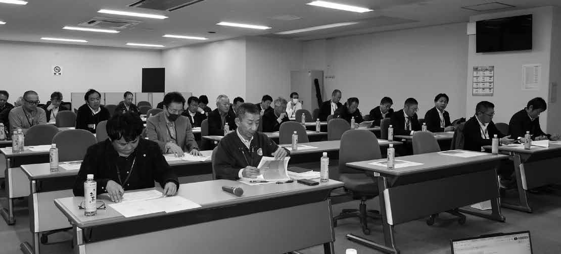 支部長会主幹による「決算勉強会」の会場風景と講師の植村亮太氏・金子統括支部長