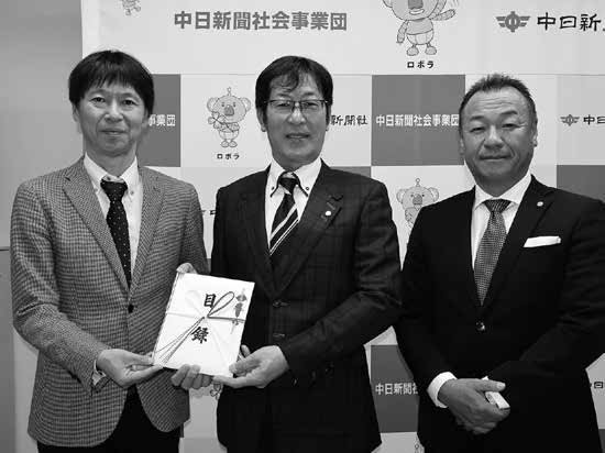 蟹江警察署内で愛知県交通安全協会蟹江支部に目録を贈呈するJU愛知の加藤理事長らと関係機関