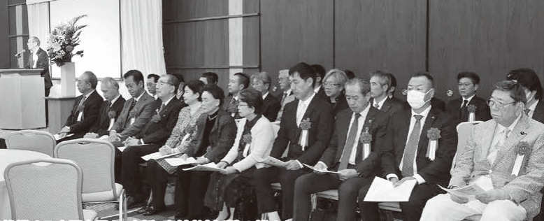 第58回 東海交通遺児を励ます大会の会場風景。吉野会長の挨拶に耳を傾ける遺児と親御さん、支援・寄付者の来賓