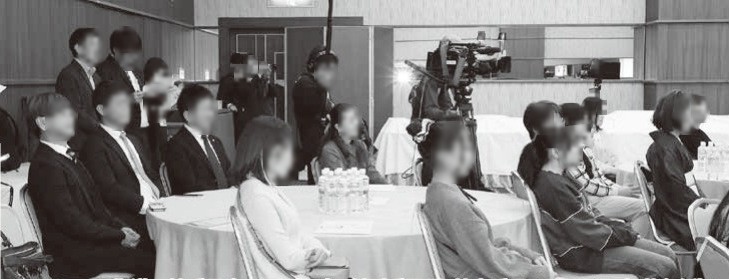 第58回 東海交通遺児を励ます大会の会場風景。吉野会長の挨拶に耳を傾ける遺児と親御さん、支援・寄付者の来賓