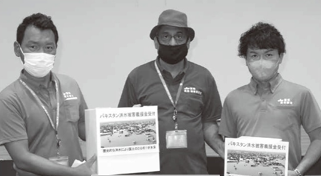 場内を巡回して募金を呼びかける様子