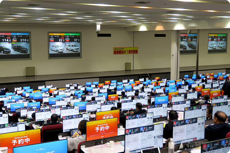 オークション内観